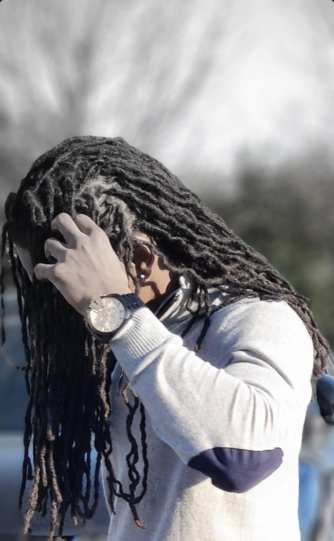 Main dans de longues locks, gros plan sur la texture