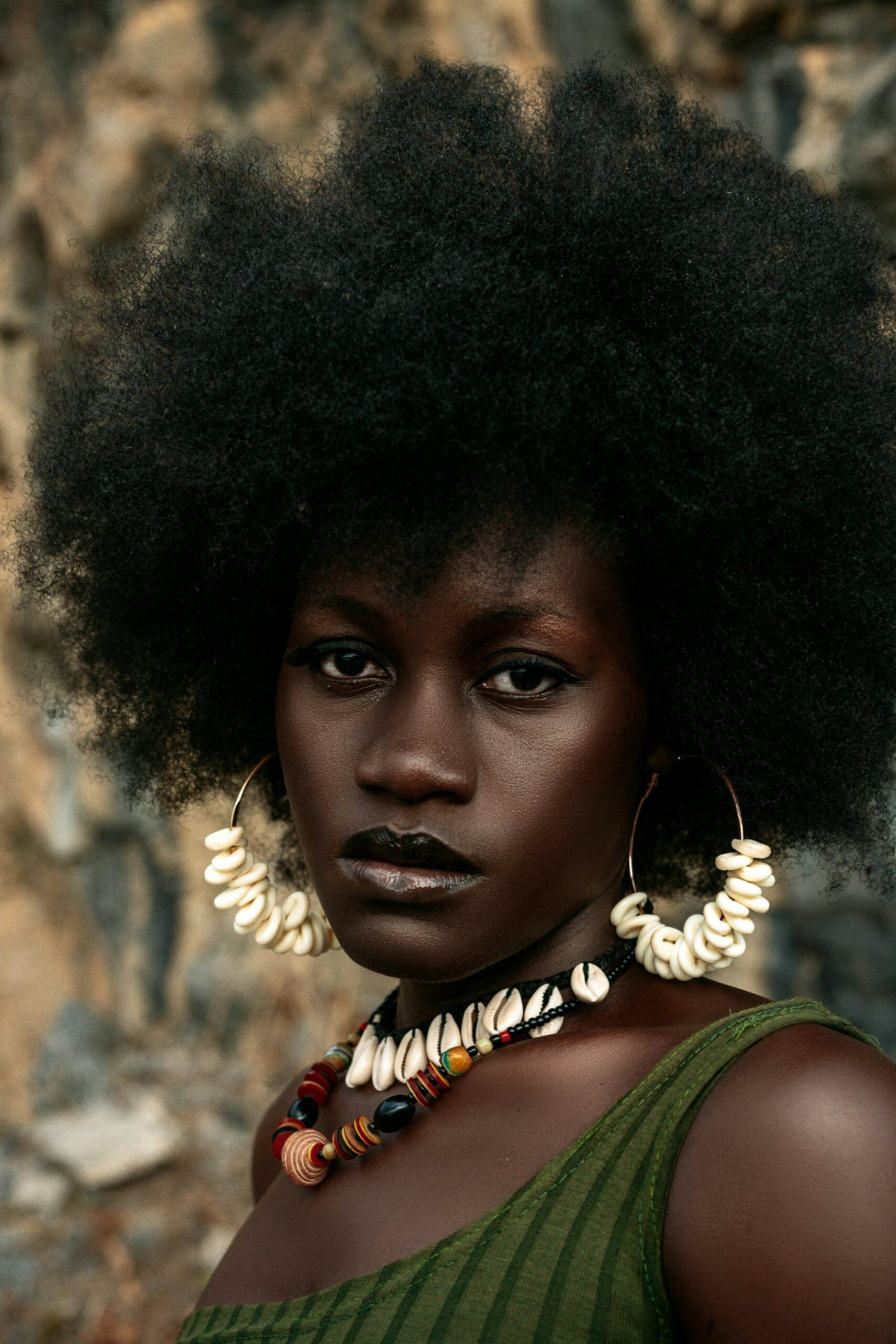 Femme aux cheveux afro portant de grandes boucles d'oreilles