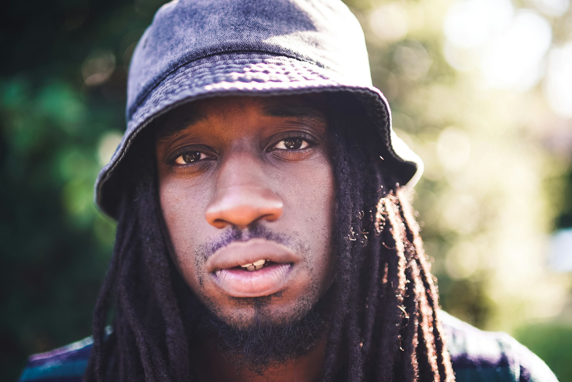 Portrait en noir et blanc d'un homme aux locks